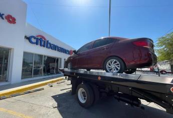 Conductor se mete con todo y carro a un banco en Mazatlán