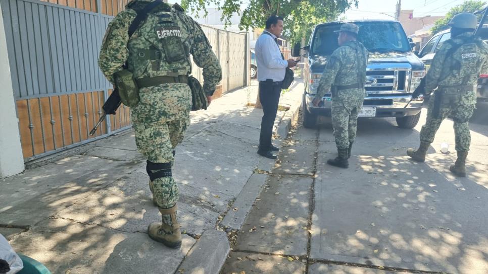 Asaltantes despojan camioneta 2023 a mano armada en Culiacán