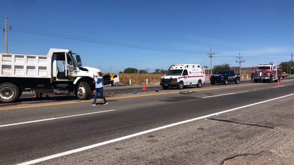 Cinco heridos al chocar una camioneta y un dompe en Campo Plata, Angostura 