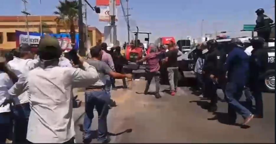 Violencia, caos vial y desmayos en movilización de productores que buscan bloquear el aeropuerto