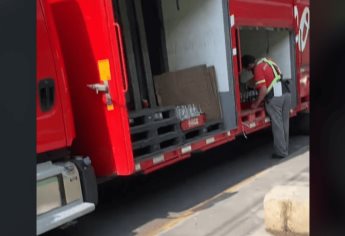 Captan a empleado rellenando botellas de refresco