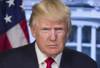 Trump comparece; es acusado de poner en peligro la seguridad de EU