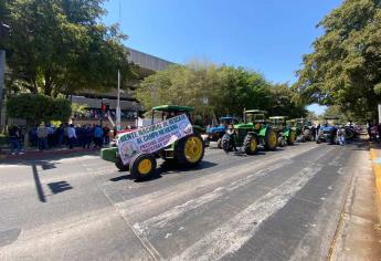 Productores de maíz protestan y bloquean calle en Palacio de Gobierno en Culiacán