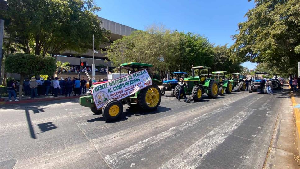 Productores de maíz protestan y bloquean calle en Palacio de Gobierno en Culiacán