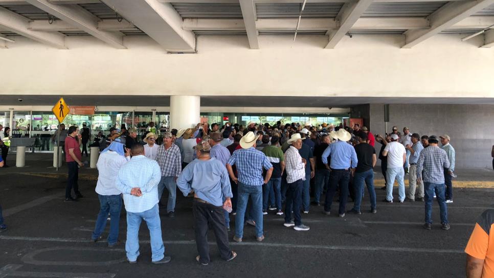 Productores de maíz toman el Aeropuerto Internacional de Culiacán