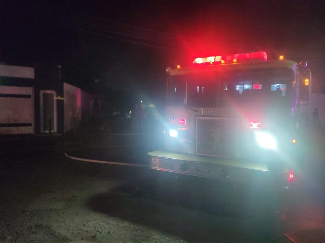 Se dice que el auto fue incendiado de manera intencional. FOTO: Luz Noticias