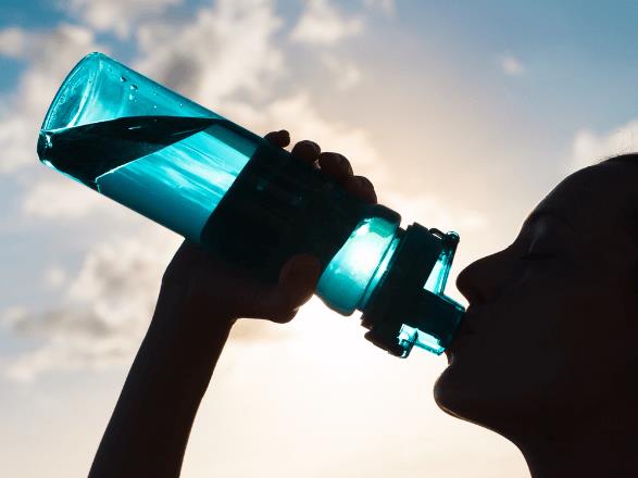 Conoce la mejor bebida hidratante para el calor, según Profeco