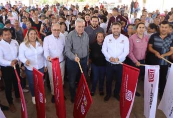 Rocha Moya da banderazo de inicio de tramo carretero en San José del Llano, Badiraguato