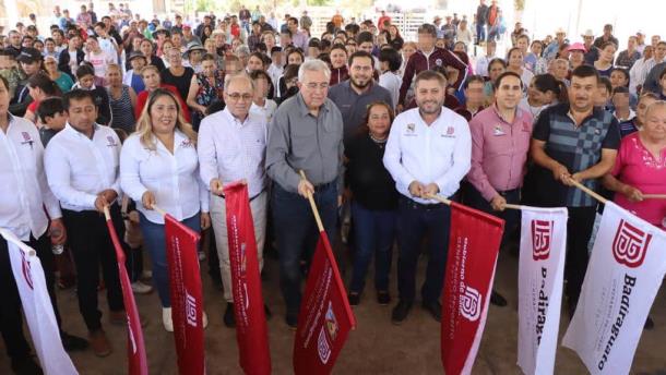 Rocha Moya da banderazo de inicio de tramo carretero en San José del Llano, Badiraguato
