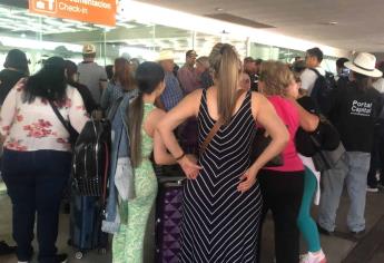 «Mi hijo es diabético, necesita insulina y está en Mexicali, déjenme tomar el vuelo»: madre grita a productores tras toma del aeropuerto