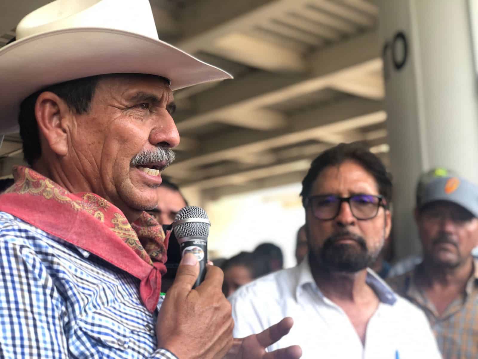 Productores proponen que venga Rocha Moya al aeropuerto para dialogar, de lo contrario no lo liberarán. FOTO: Luz Noticias