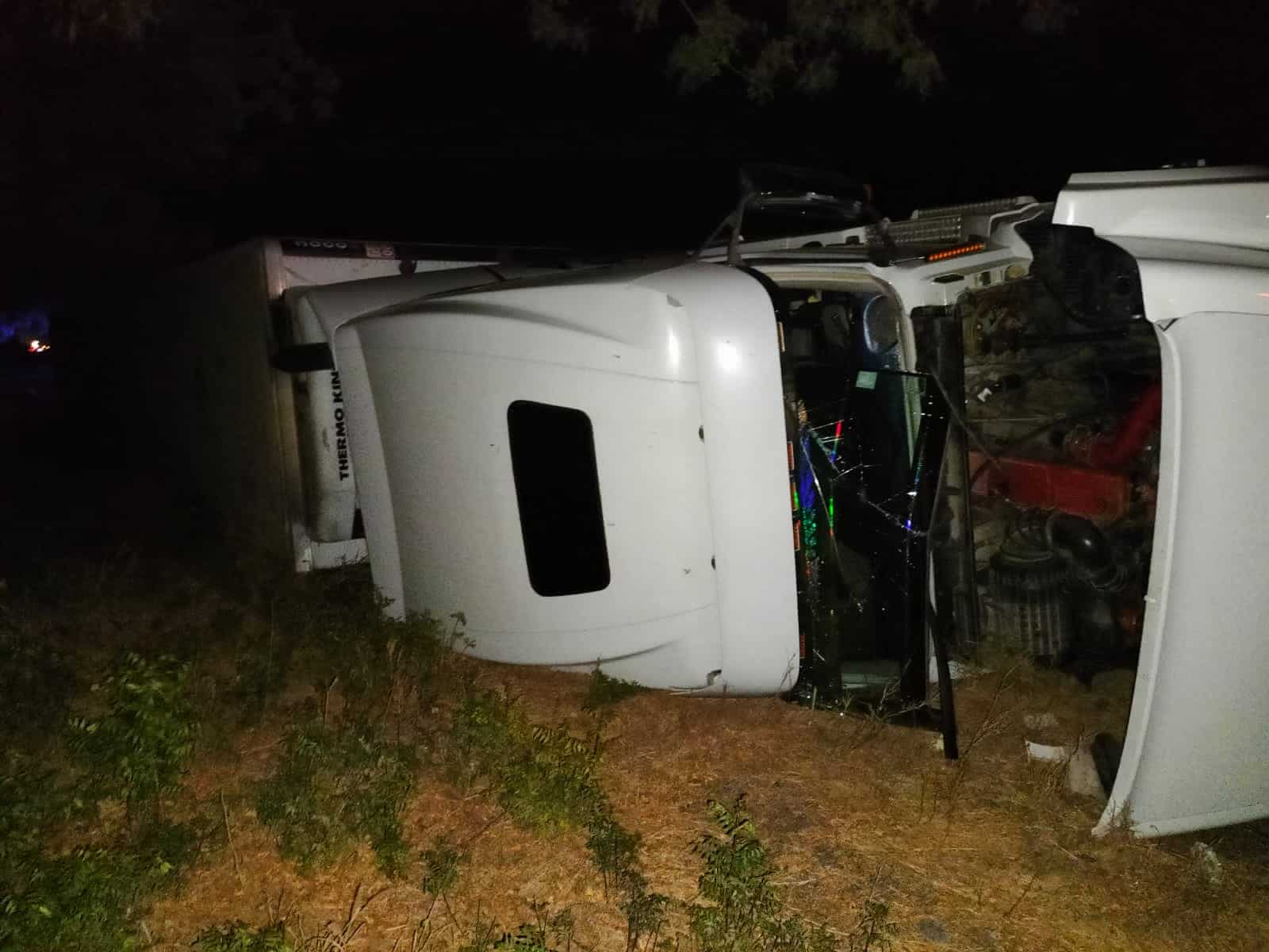 Chofer de un tráiler termina lesionado tras volcar en la carretera México 15. FOTO: Ernesto Torres