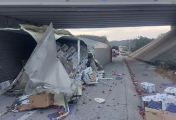 Vuelca tráiler con manzanas por el Libramiento Mazatlán