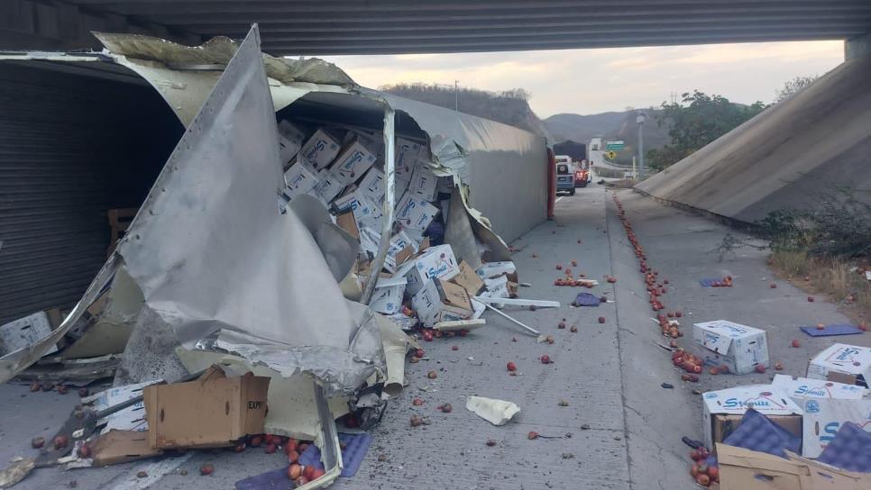 Vuelca tráiler con manzanas por el Libramiento Mazatlán