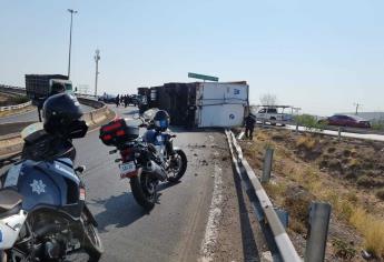 Tráiler vuelca al tomar una curva del puente del campo El Diez, en Culiacán