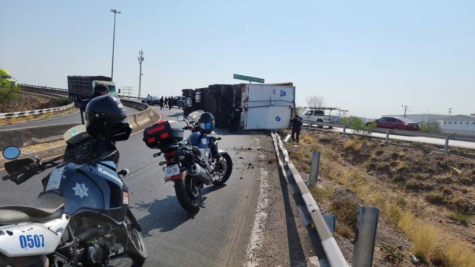 Tráiler vuelca al tomar una curva del puente del campo El Diez, en Culiacán