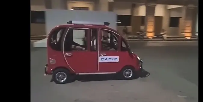 El MingHong A1 salió a las calles de la calurosa Hermosillo y causó revuelo entre los automovilistas y peatones que lo miraban circular las anchas avenidas citadinas.