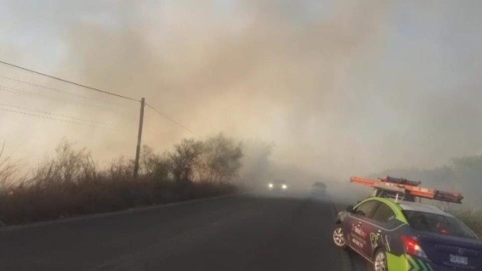Por quemar soca cierran carretera Compuertas-México 15 un par de horas