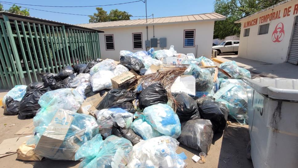 «Cerros» de basura se acumulan en el Hospital General de Los Mochis