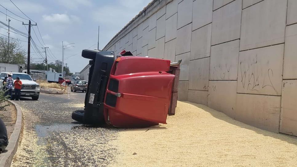 Vuelca camión cargado de maíz por La Costerita en Culiacán