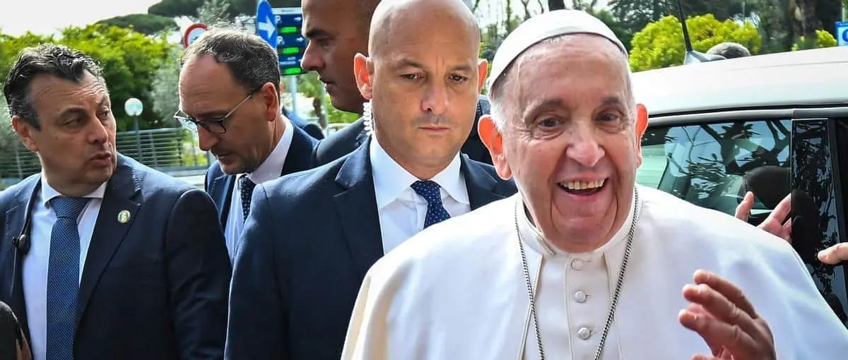 «Sigo vivo» dice el papa Francisco; sale del hospital, luego de cirugía. | FOTO: Redes.