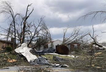 Tornado arrasa una localidad al norte de Texas y mata a 3 personas | VIDEO