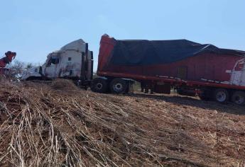 Chocan dos tráileres de frente sobre el libramiento Villa Unión-Tepic, en El Rosario