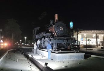 Trasladan locomotora a donde se ubicó la primera estación de tren en Los Mochis