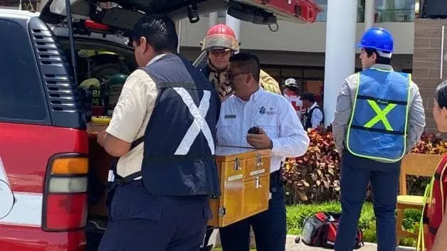 Protección Civil analiza las causas del incendio en Plaza Galerías Mazatlán. FOTO: Luz Noticias