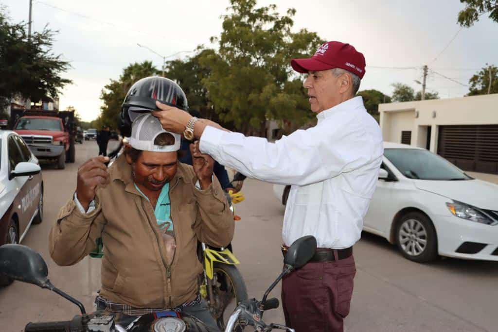 Genaro García menciona que el uso del casco puede salvar vidas. FOTO: Luz Noticias
