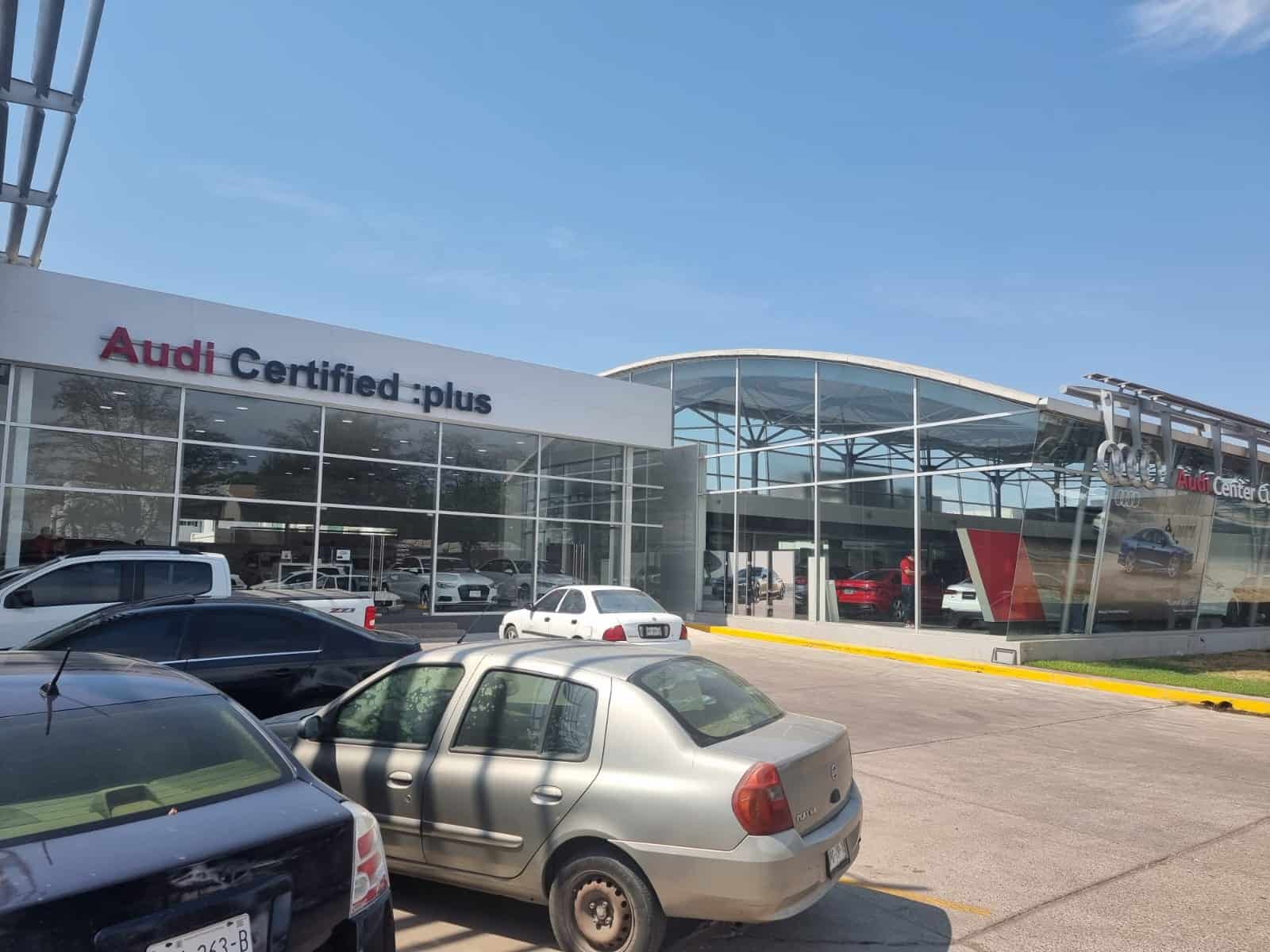 Dos jóvenes se roban un vehículo de una agencia automotriz de Culiacán. | FOTO: Luis Ramírez.