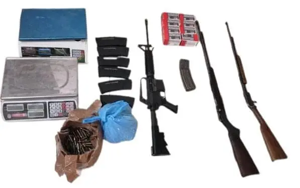 Armas y artículos asegurados. FOTO: SSP Sinaloa.