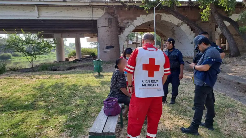 La mujer, tras el rescate, fue atendida por paramédicos. FOTO: Luis Ramírez.