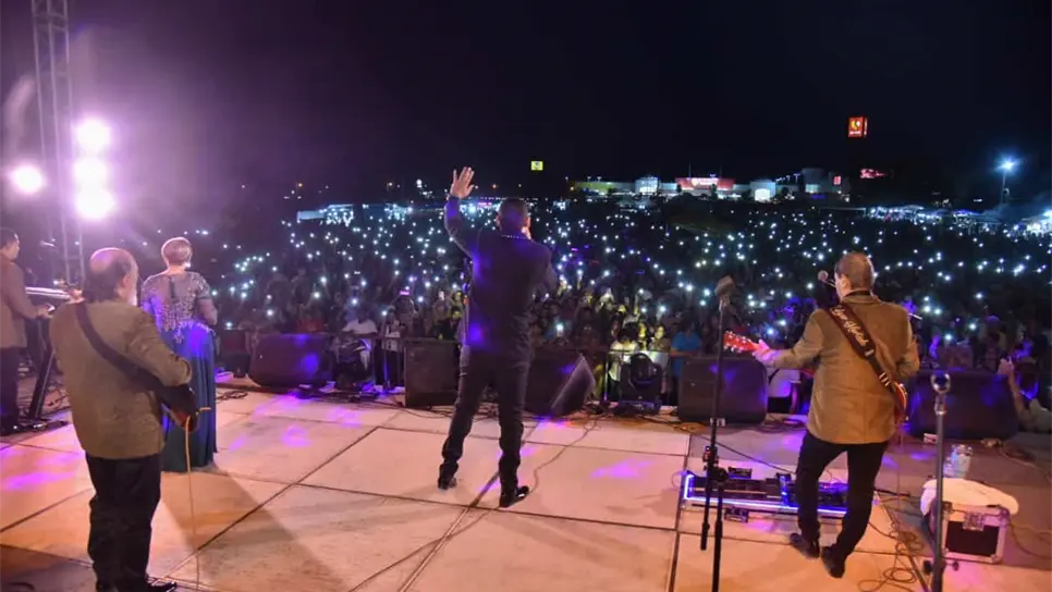 Miles de Ahomenses disfrutan concierto grupero para papá. FOTO: Luz Noticias