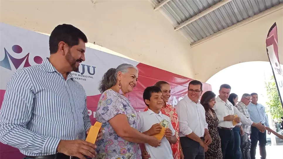 Más de mil alumnos fueron beneficiados con la entrega de becas. FOTO: Luz Noticias