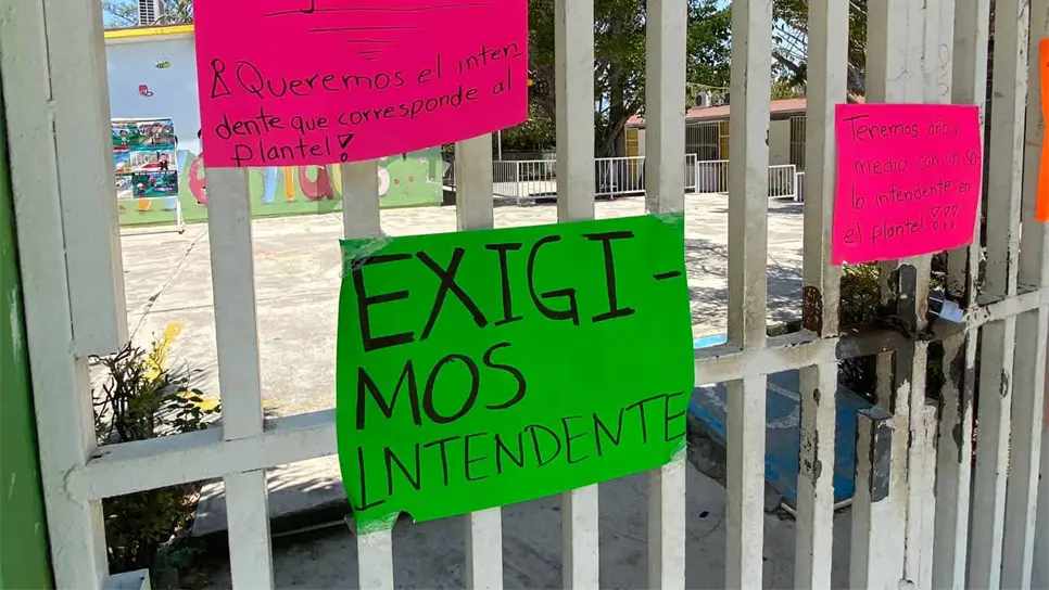 Los padres de familia se manifestaron ante la falta de personal de intendencia en el plantel. FOTO: Luz Noticias
