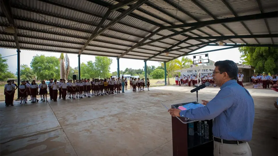 La ola de calor orilló a la secundaria a suspender actividades cívicas. FOTO: Luz Noticias