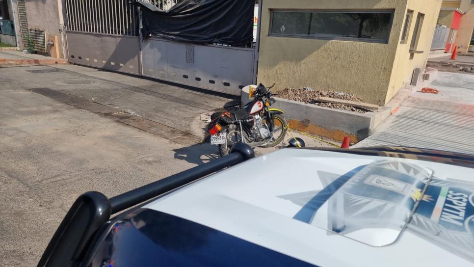 Motociclista sale «volando» tras chocar por el bulevar Pedro Infante en Culiacán