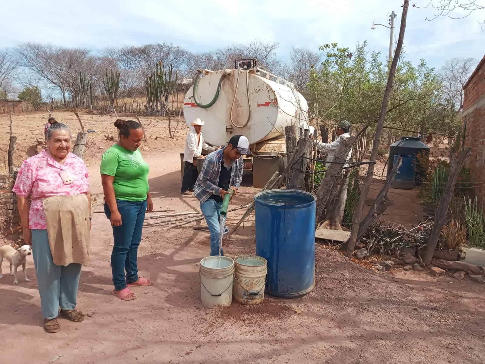 Miles de familias ya reciben el agua en pipas. FOTO: Ceapas.