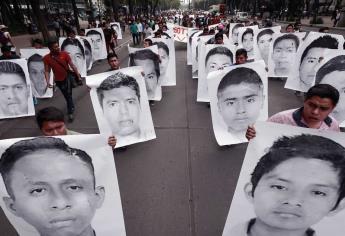 AMLO muestra órdenes de aprehensión contra otros 16 militares por el Caso Ayotzinapa