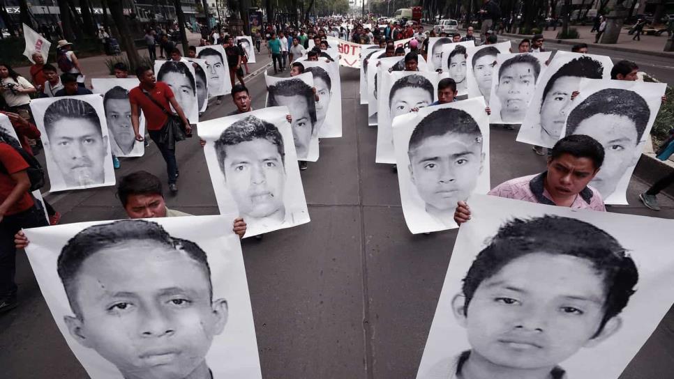 AMLO muestra órdenes de aprehensión contra otros 16 militares por el Caso Ayotzinapa