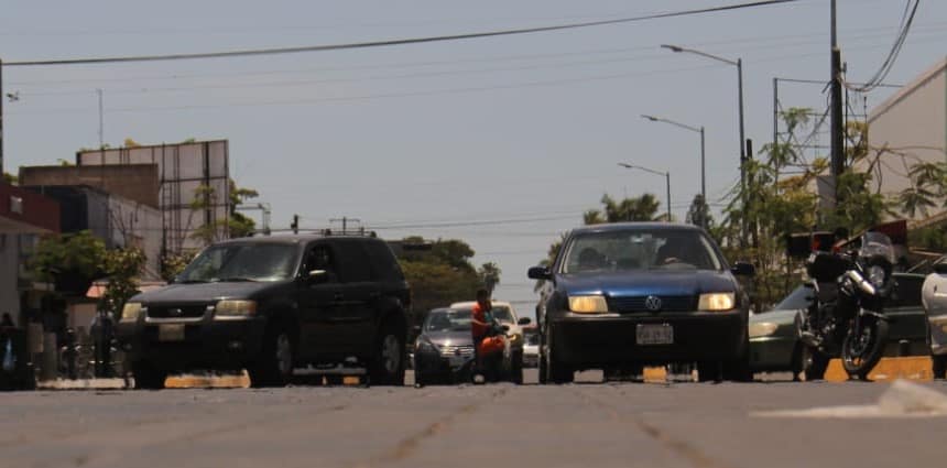 El calor en Sinaloa alcanza los 48°C por lo que recomiendan precaución al subir al vehículo. FOTOS: Martín Ruiz