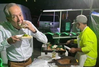 Así fue el momento en que el alcalde Gerardo Vargas comió tacos en «Los Jariosos» | VIDEO