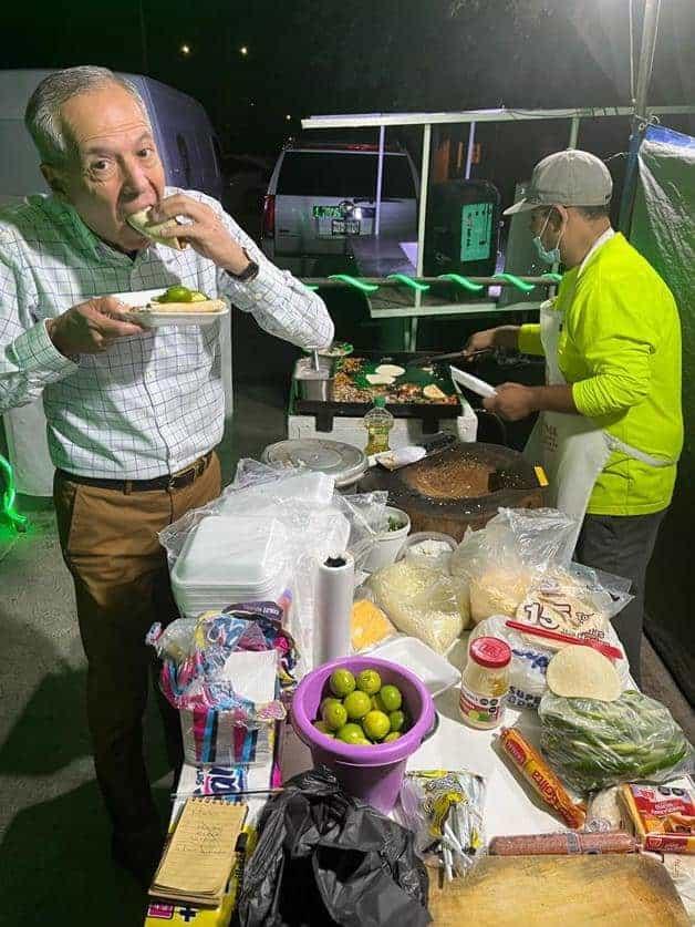 Así fue el momento en que el alcalde Gerardo Vargas comió tacos en «Los Jariosos» | VIDEO