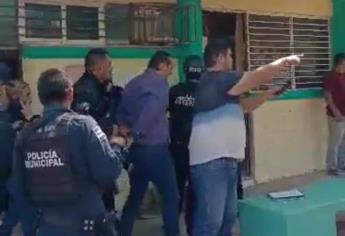 «Lord Secundaria» Padre de familia golpea a prefecto y agrede a alumnas en Culiacán; policía lo detiene | VIDEO