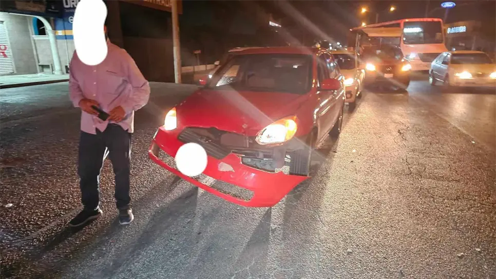 Ambos pasajeros de la moto fueron trasladados al hospital. FOTO: Cortesía