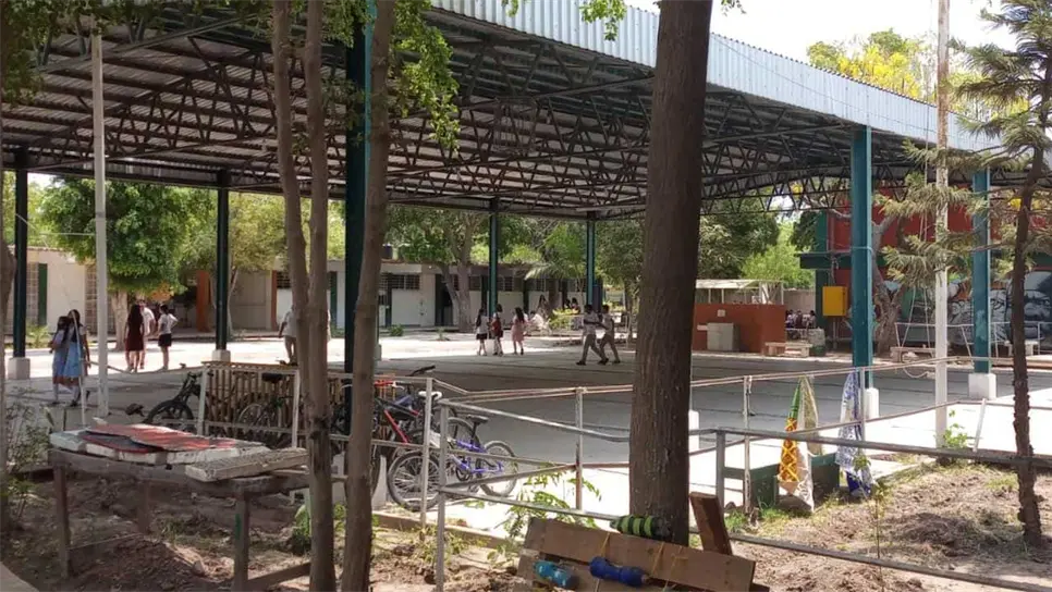 Los padres de familia consideran inhumano que los alumnos tomen clases sin aire acondicionado. FOTO: Luz Noticias