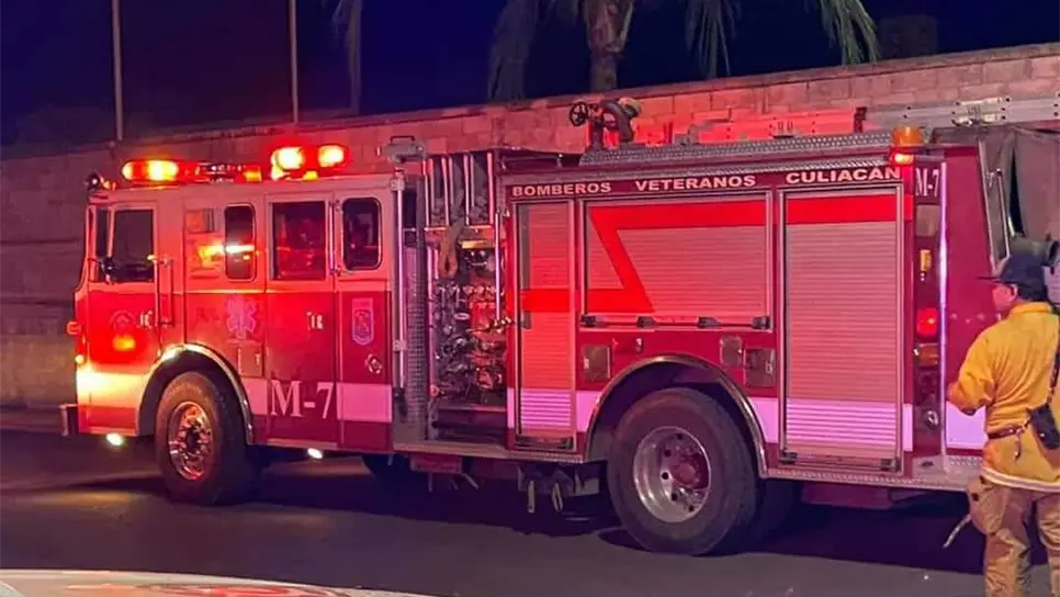 Los bomberos lograron apagar el incendio con ayuda de la ciudadanía. FOTO: Luz Noticias