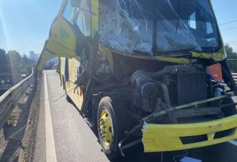 Choque paraliza la México-Toluca y deja 15 personas lesionadas | VIDEO