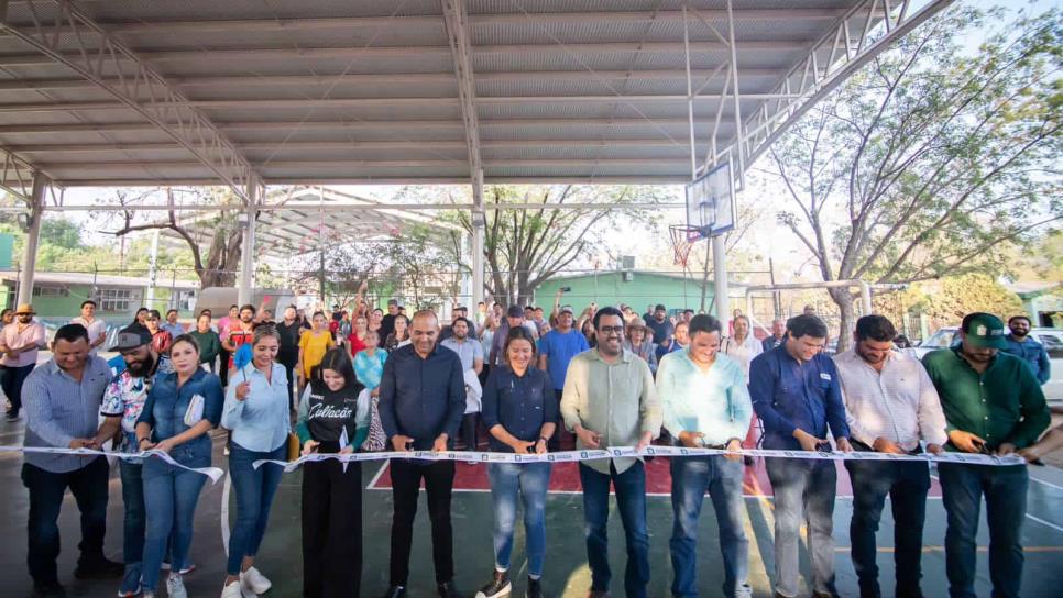 Juan de Dios Gámez entrega techumbre y anuncia pavimentación de calles en Sanalona